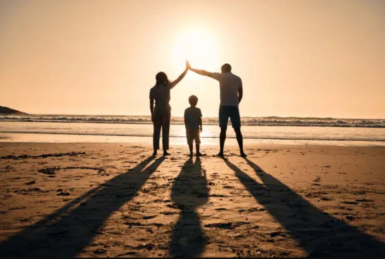 Família ao pôr-do-sol, gesto de proteção